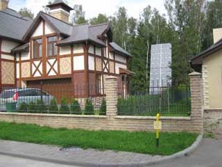 Загородный дом с системой бесперебойного электроснабжения на солнечных панелях